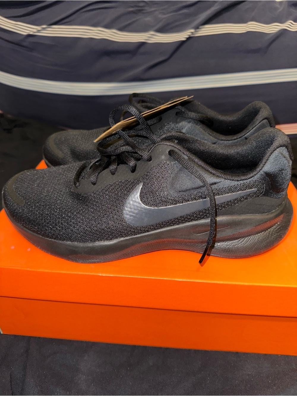 Men’s Nike Revolution 7 - Picture 2 of 9